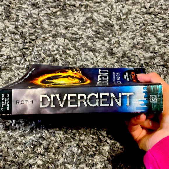 Divergent paperback book 1 Veronica Roth - Picture 2 of 4